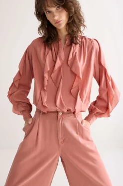 Hot Top with ruffles Blusen